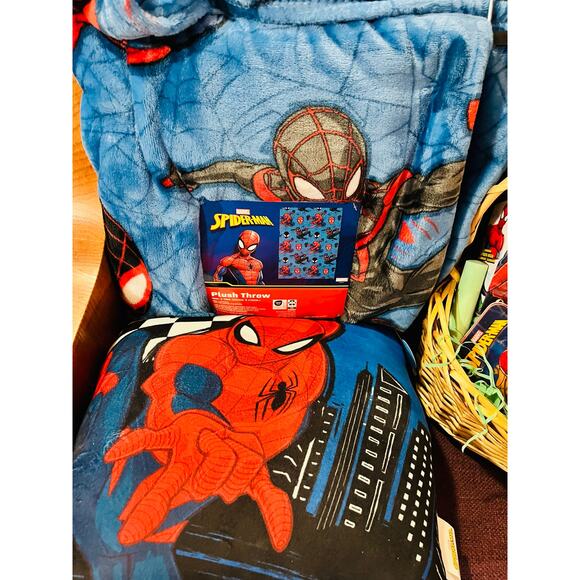 Spider Man gift basket bundle 50 x 70 soft throw with matching pillow action fig - Picture 4 of 6